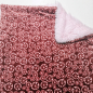 Preview: Relaxdecke superflauschig, zartrosa, bordeaux blumen zartrosa, 4-lagiger Wellness-Fleece