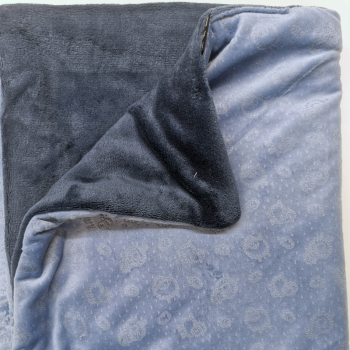 Kuscheldecke, dunkelrauchblau, blau schafe ton in ton 3-fach Fleece