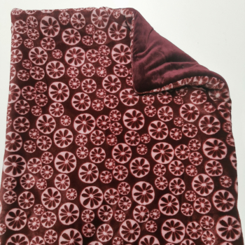 Kuscheldecke, bordeaux samt, bordeaux blumen zartrosa 3-fach Fleece