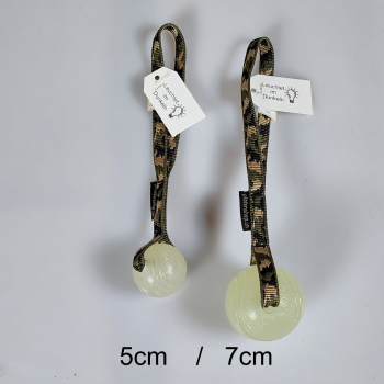 leucht Ball, schwimmend, leuchtend in der Nacht, Army