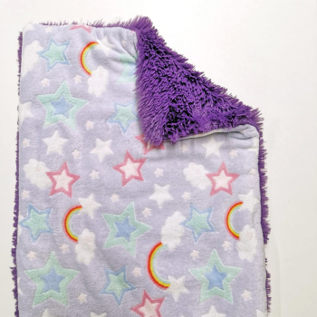 Relaxdecke superflauschig, violett-hellviolett_regenbogen_wolken_sterne 4-lagiger Wellness-Fleece