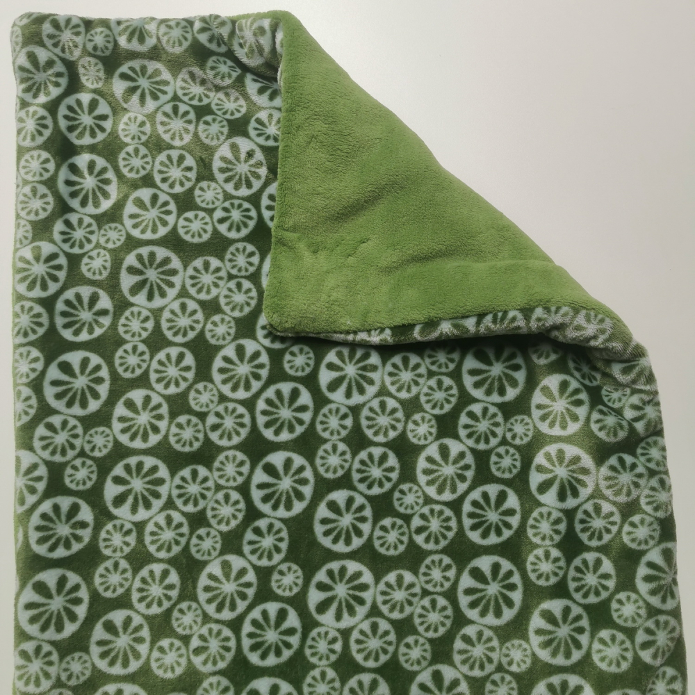 Kuscheldecke, kiwi, grün blumen zartblau 3-fach Fleece