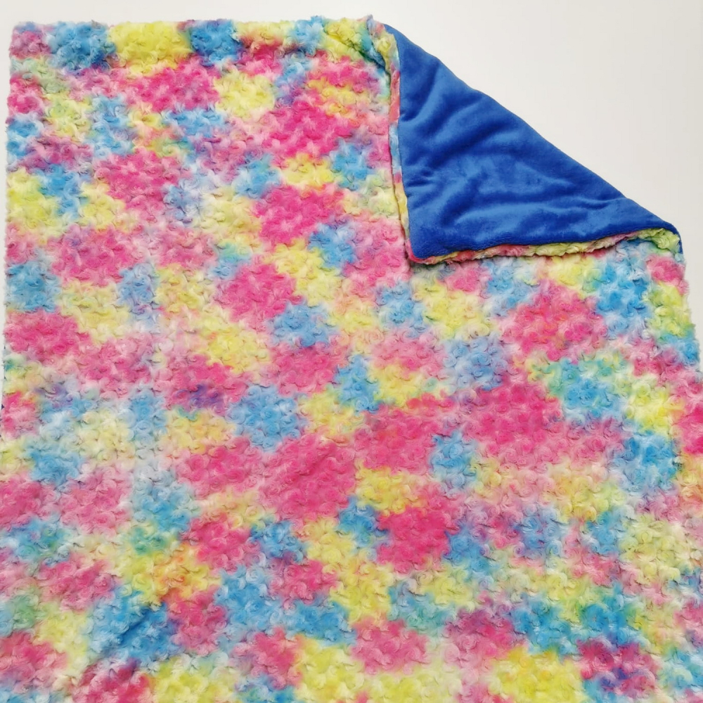 Kuscheldecke, Blau-Regenbogen_Teddyrosetten 3-fach Fleece