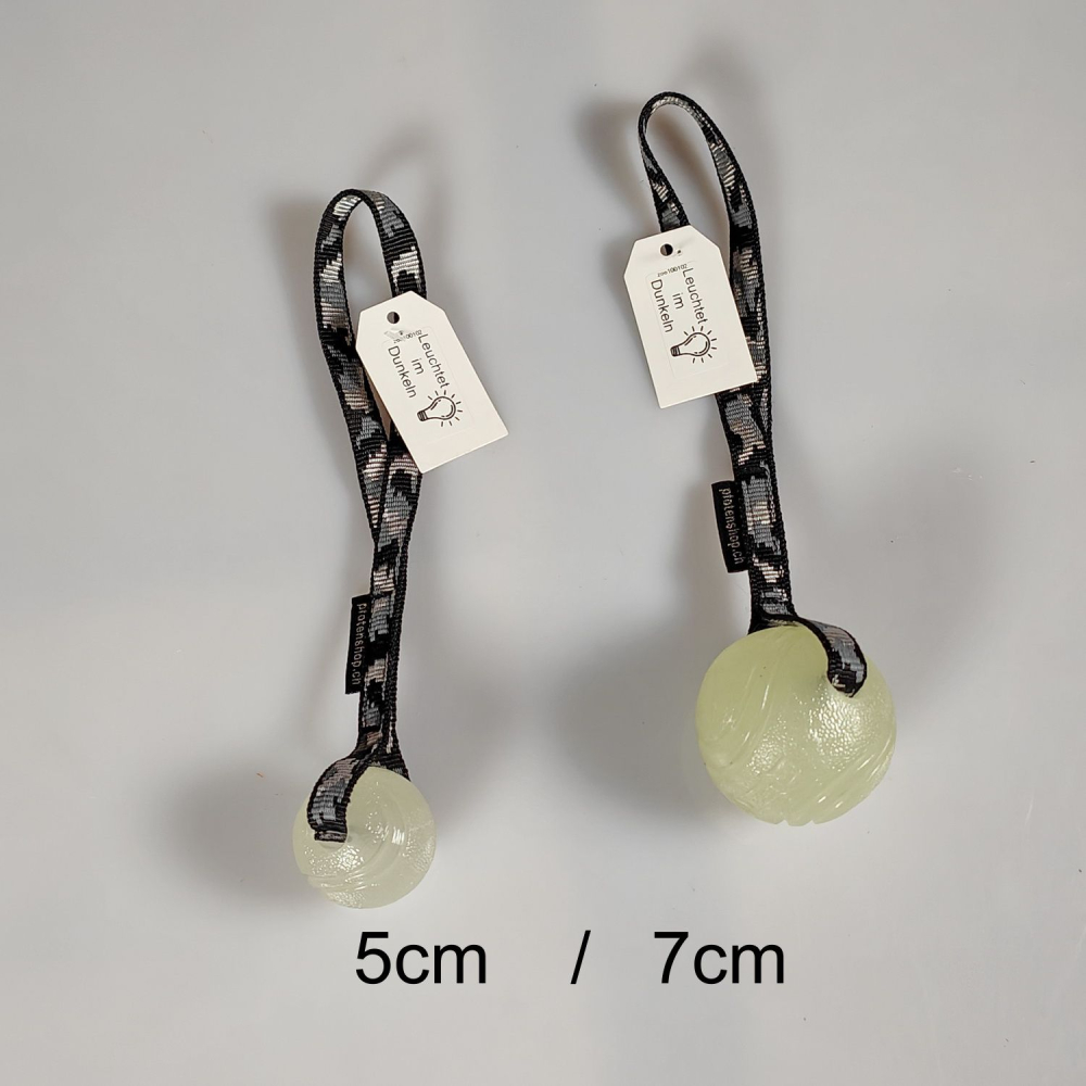 leucht Ball, schwimmend, leuchtend in der Nacht, Army grau