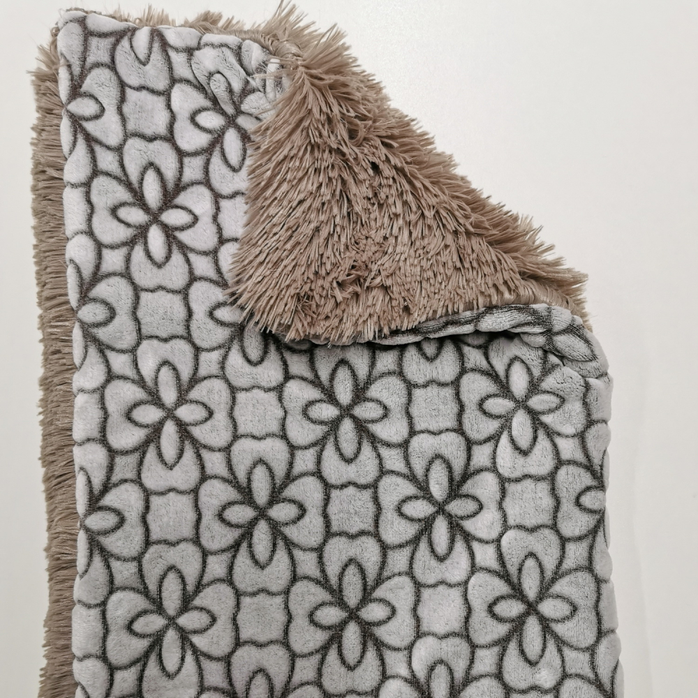 Relaxdecke superflauschig, taupe, blumen ton in ton, 4-lagiger Wellness-Fleece