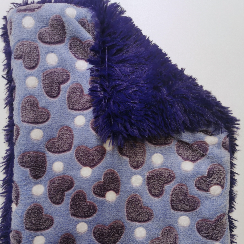 Relaxdecke superflauschig, dunkelviolett, hellblau herzen tupfen, 4-lagiger Wellness-Fleece