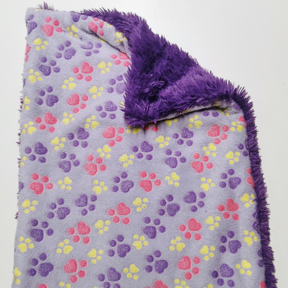 Relaxdecke superflauschig, violett, hellviolett pfoten bunt, 4-lagiger Wellness-Fleece