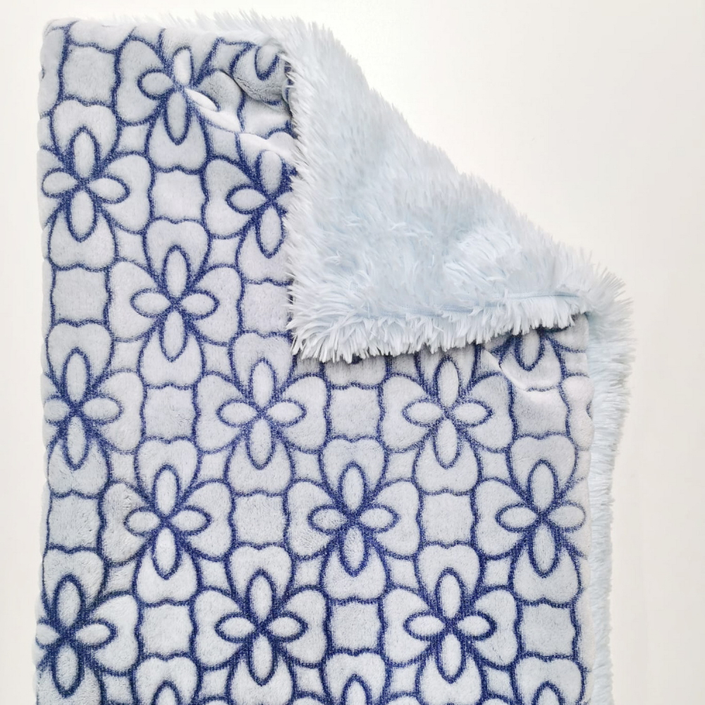 Relaxdecke superflauschig, Blassblau, Blau Blumen Ton in Ton 4-lagiger Wellness-Fleece