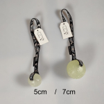 leucht Ball, schwimmend, leuchtend in der Nacht, Army grau