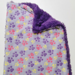 Relaxdecke superflauschig, violett, hellviolett pfoten bunt, 4-lagiger Wellness-Fleece